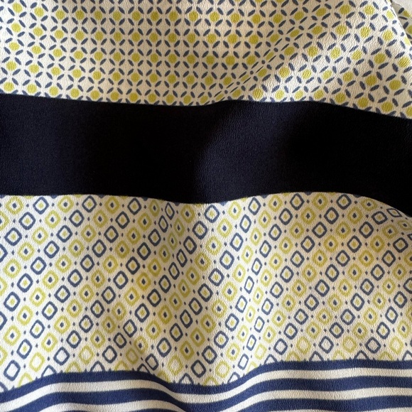 Banana Republic Capped sleeve blouse with tied collar. Size XS. - Picture 4 of 4